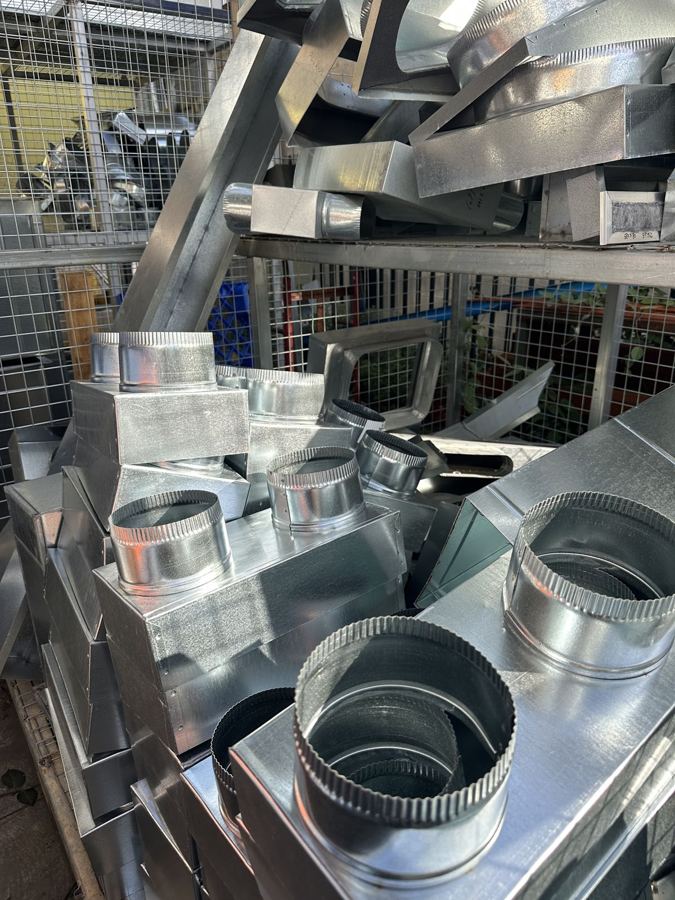 Duct fittings with round spigots